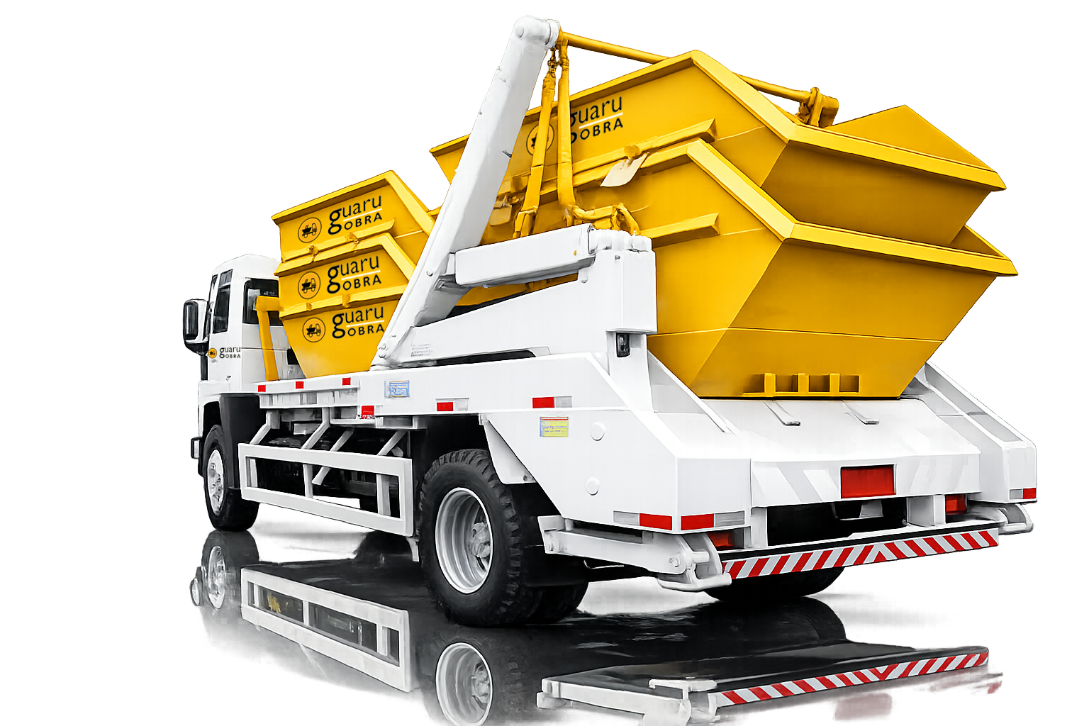 Caminhão da Guaru Obra transportando caçambas
